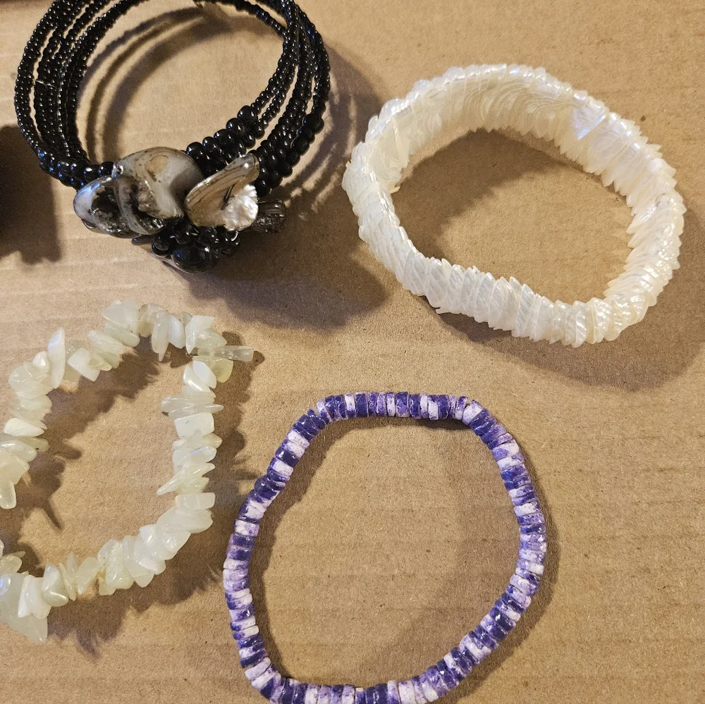 Lot 6 Pc Shell Bracelets Assorted